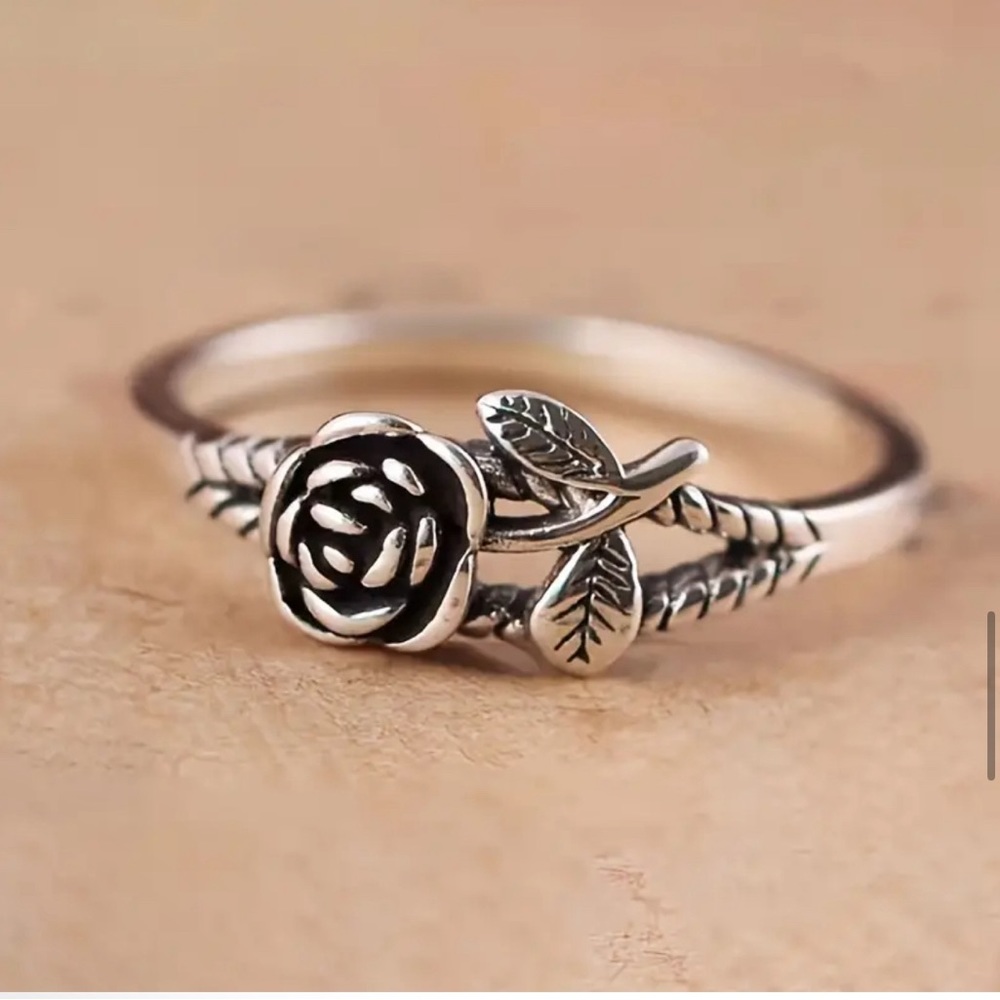 NWT Retro Rose Flower Ring
